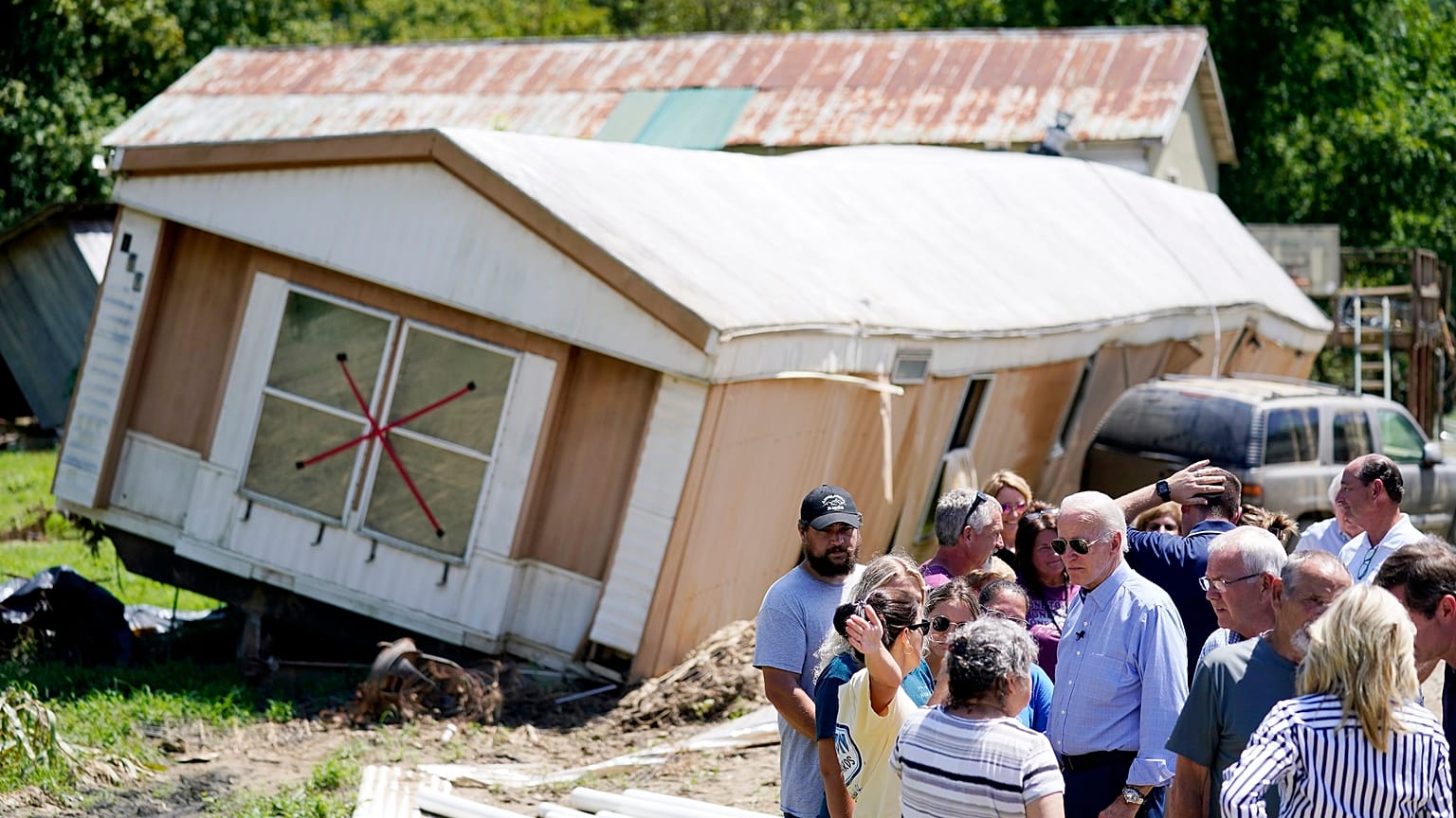 Αυτοψία του αμερικανού προέδρου Τζο Μπάιντεν στις από τις πρόσφατες πλημμύρες πληγείσες περιοχές του Κεντάκι