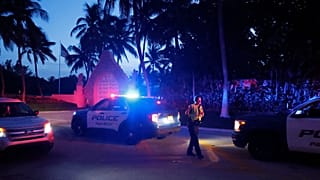 Forces de police déployées devant la résidence de Donald Trump à Palm Beach, en Floride, le 8 août 2022