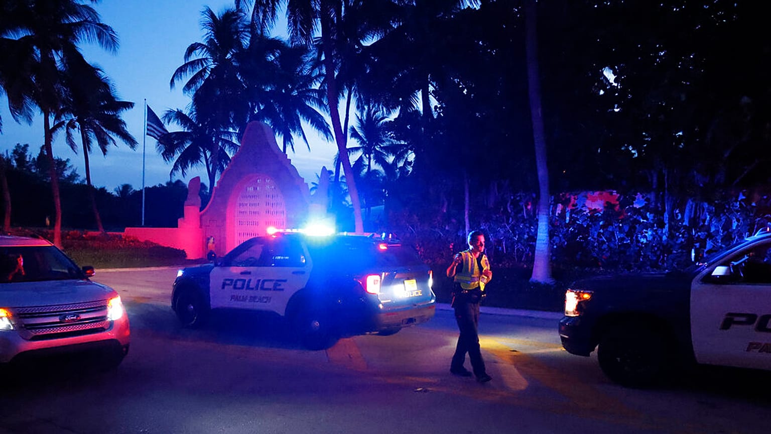 Polizei während der Razzia vor Trumps Anwesen in Palm Beach, Florida