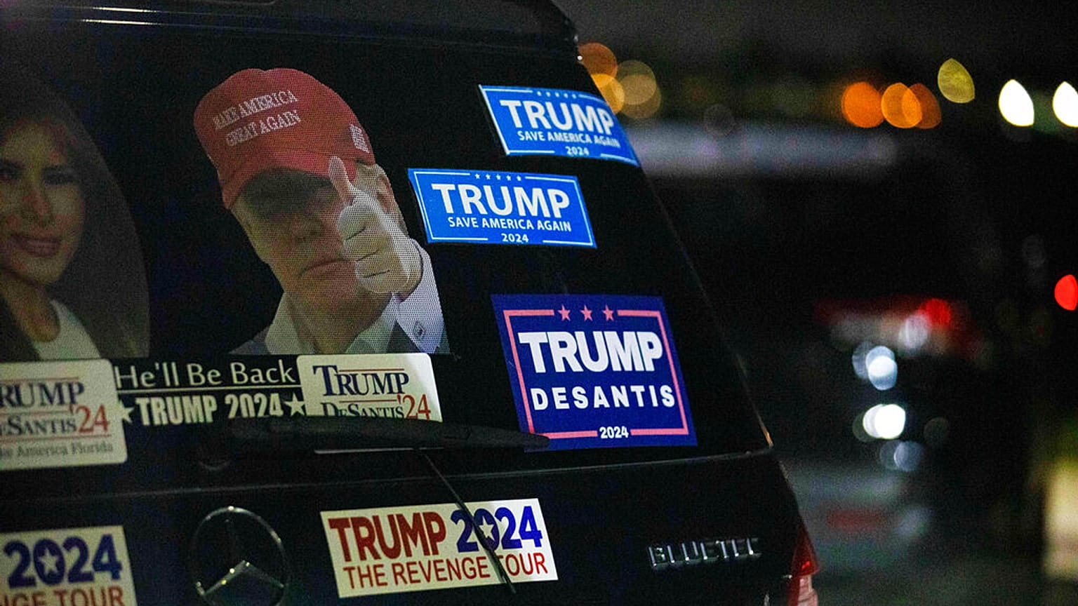 FBI'ın malikanesini bastığı Donald Trump'a Florida'daki yandaşları destek verdi