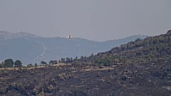 Hier ist nichts mehr zu retten: Ein Löschflugzeug über einer verbrannten Fläche.