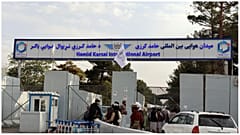 مقاتلو طالبان أمام مطار حامد كرزاي الدولي بعد انسحاب الولايات المتحدة في كابول