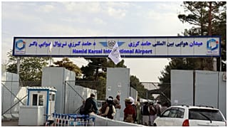 مقاتلو طالبان أمام مطار حامد كرزاي الدولي بعد انسحاب الولايات المتحدة في كابول