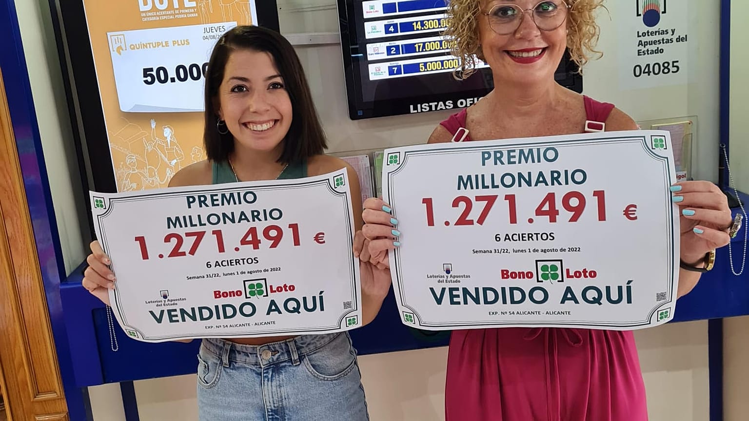 Mari Ángeles Torregrosa, propietaria de la administración de Lotería premiada junto a su hija