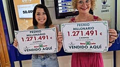 Mari Ángeles Torregrosa, propietaria de la administración de Lotería premiada junto a su hija