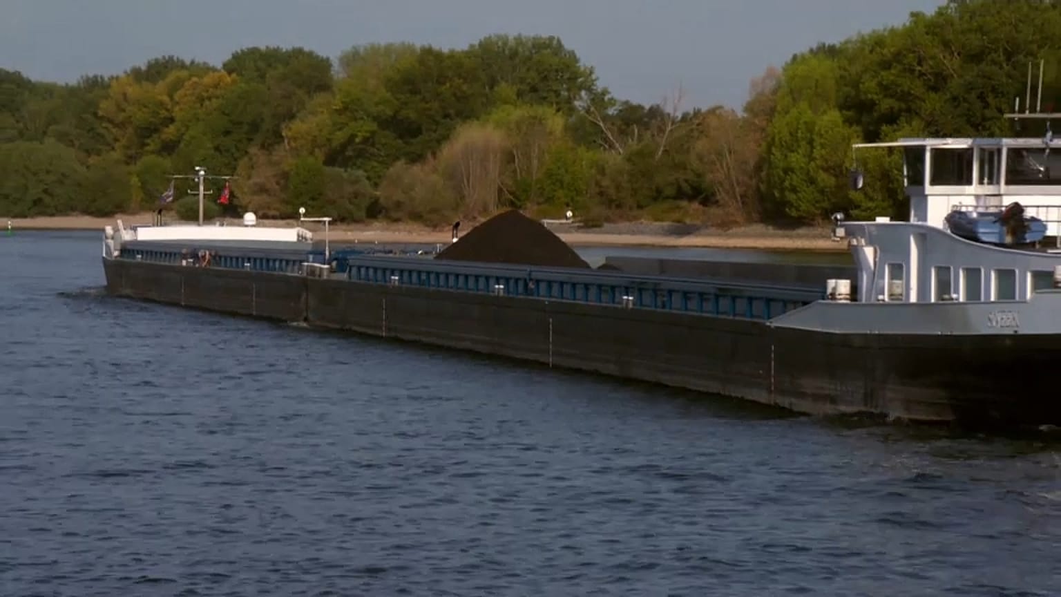 Binnenschiff auf dem Rhein