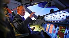 Russlands Präsident an Bord eines Flugzeugsimulators auf dem Gelände der Aeroflot Aviation School, 05.03.2022
