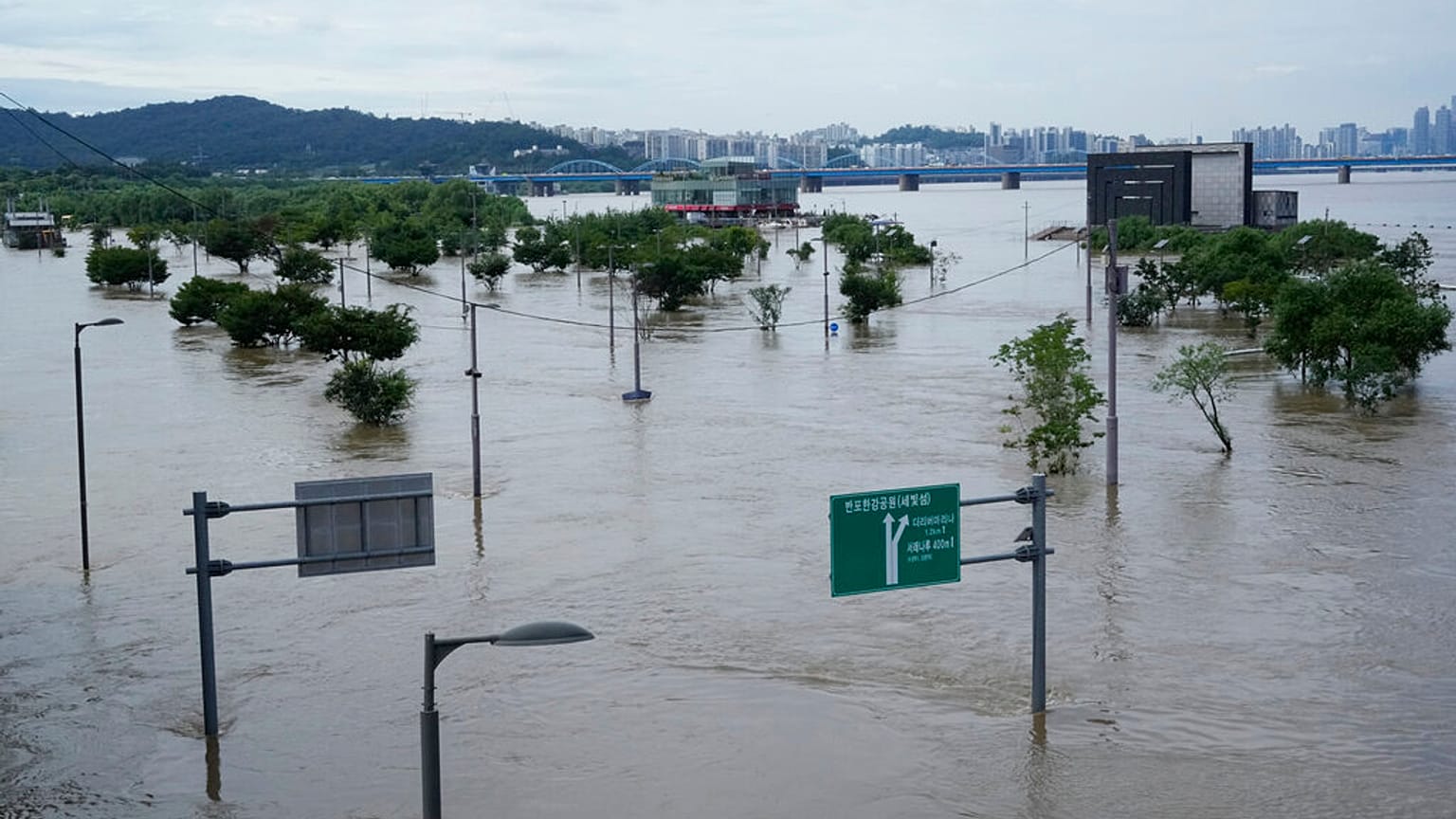 Der überflutete Han-Fluss in Seoul am Mittwoch.