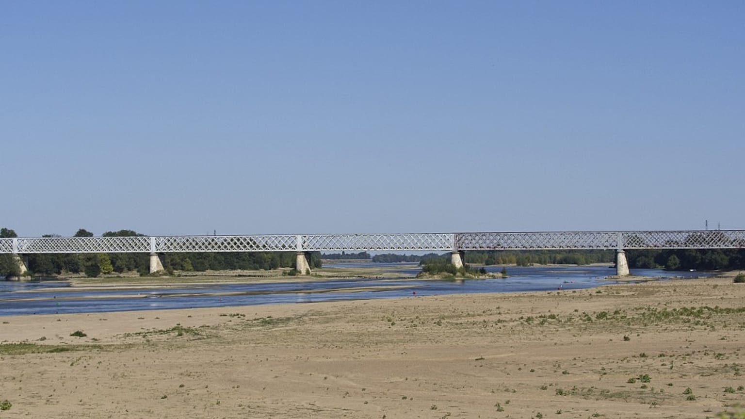 Le lit asséché de la Loire à Saumur, dans l'ouest de la France, le 8 août 2022.
