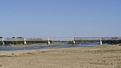 Le lit asséché de la Loire à Saumur, dans l'ouest de la France, le 8 août 2022.