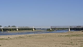 Le lit asséché de la Loire à Saumur, dans l'ouest de la France, le 8 août 2022.