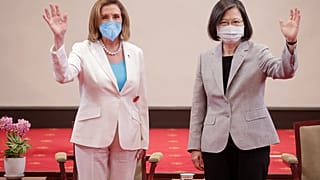 La présidente de la Chambre des représentants américaine Nancy Pelosi (à gauche) saluant la présidente de Taïwan Tsai Ing-wen au bureau présidentiel à Taipei (août 2022).