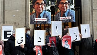 Fariba Adelkah için Paris'te düzenlenen  bir protesto