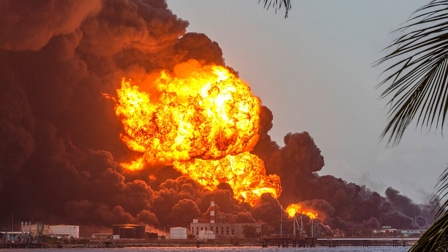 Le dépôt de carburant en feu