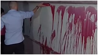 إلقاء الطلاء الأحمر على مبنى الوزارة في تيرانا 