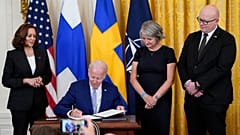Präsident Joe Biden unterzeichnet die Ratifizierungsurkunden für die Beitrittsprotokolle zum Nordatlantikvertrag für Finnland und Schweden, 09.08.2022