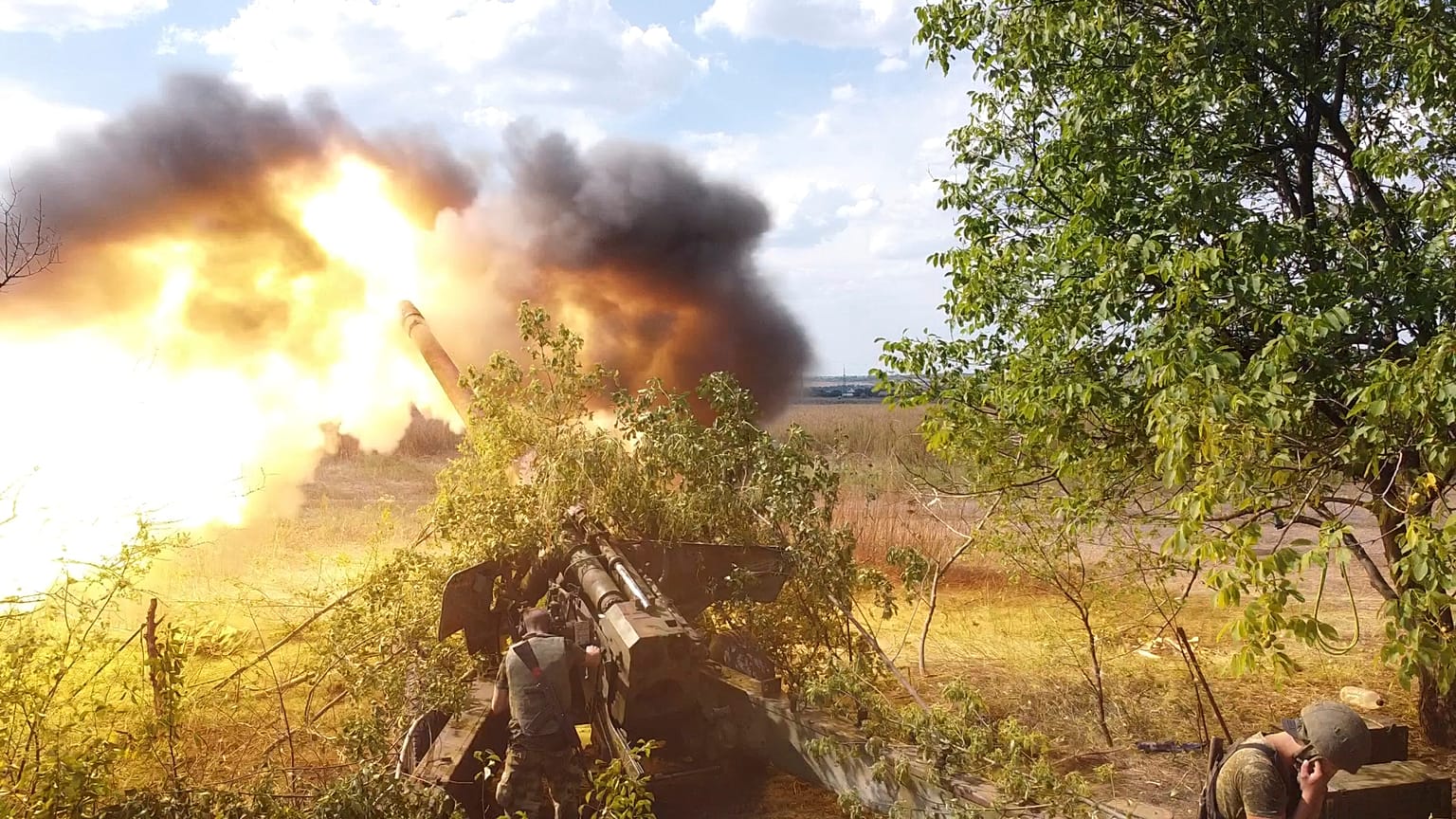 La Milicia Popular de la República Popular de Donetsk disparan a las tropas ucranianas en un lugar no revelado en Yasynuvata, región de Donetsk, Ucrania, el 10 de agosto.