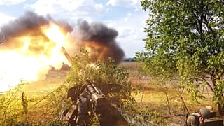 La Milicia Popular de la República Popular de Donetsk disparan a las tropas ucranianas en un lugar no revelado en Yasynuvata, región de Donetsk, Ucrania, el 10 de agosto.