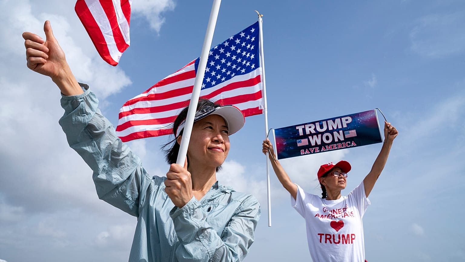 Los partidarios de Trump cerca de su residencia, Mar-a-Lago, en Palm Beach, Florida, el 9 de agosto de 2022.