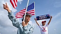 Los partidarios de Trump cerca de su residencia, Mar-a-Lago, en Palm Beach, Florida, el 9 de agosto de 2022.