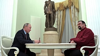 Vlagyimir Putyin 2016-ban személyesen adott orosz útlevelet Steven Seagalnak, miután a színész megszerezte az orosz állampolgárságot