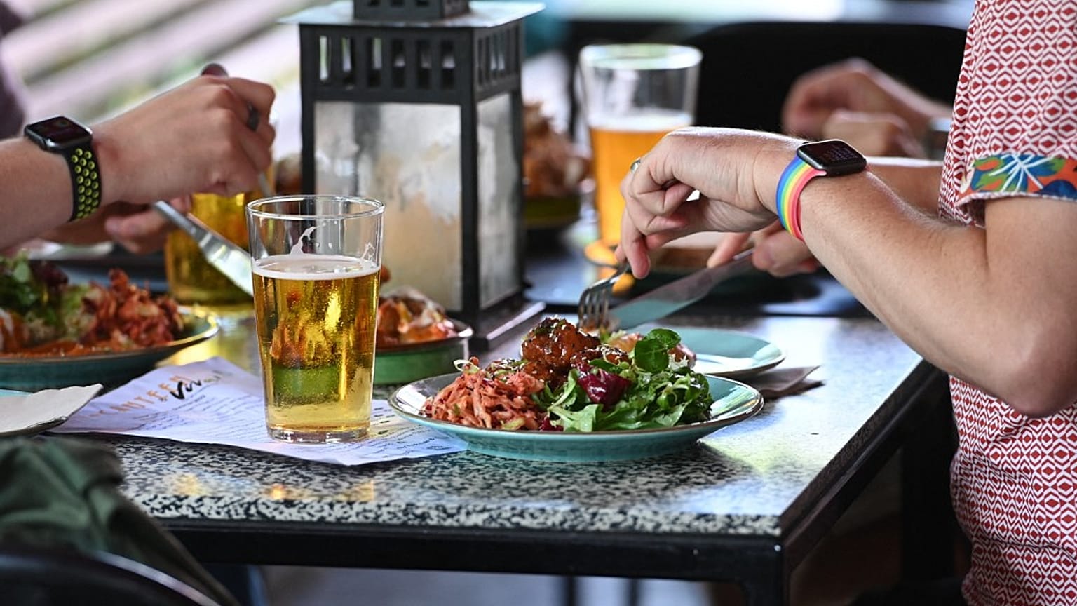 Des clients mangent au restaurant The Canteen, à Bristol (Royaume-Uni), le 3 août.