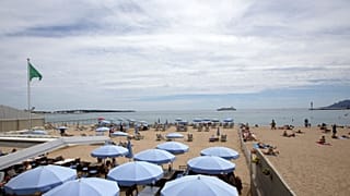 A Cannes-i tengerpart