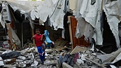 الطفل محمد عرادة ينتشل دراجته من تحت أنقاض منزل عائلته بعد أن دمرتها غارة جوية إسرائيلية في مخيم رفح للاجئين جنوب قطاع غزة، الإثنين 8 أغسطس 2022. 