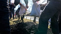 Polnische Bergarbeiter protestieren vor der deutschen Botschaft in Warschau