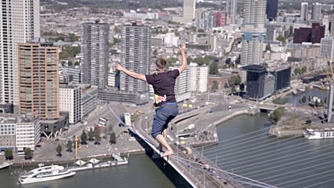 Der Wind machte anscheinend alles noch schwerer - dennoch schaffte der Sportler die 625 Meter in 50 Minuten