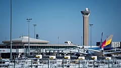 Zentraler Kontrollturms des Flughafens Roissy-Charles-de-Gaulle im Norden von Paris, 2018