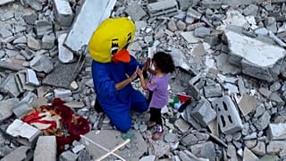 Payasos entreteniendo a los niños de Rafah, en Gaza