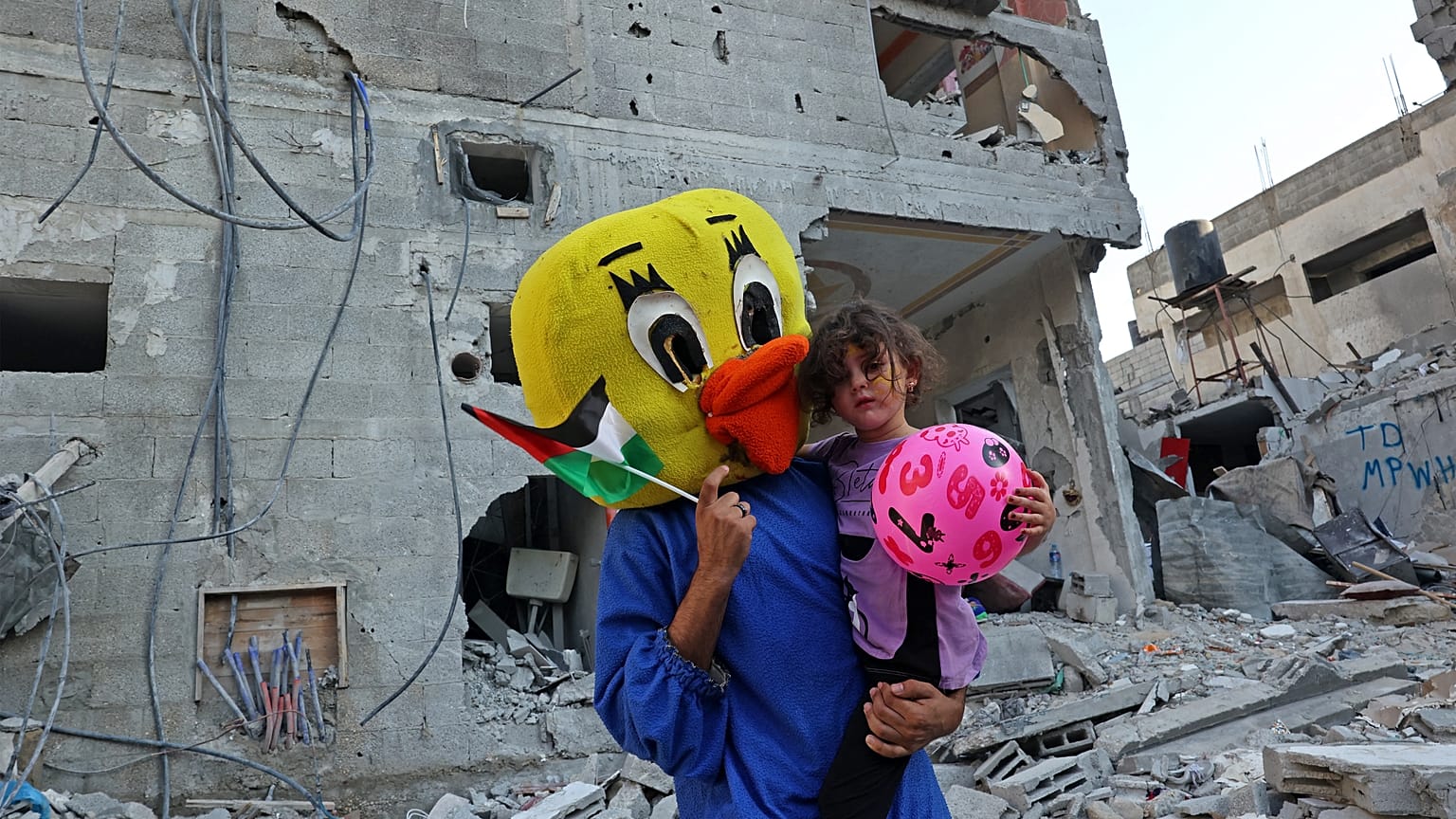 Clown vor Trümmern in Gaza.