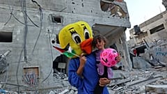 Clown vor Trümmern in Gaza.