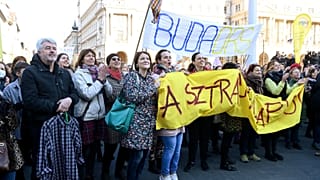 Márciusi pedagógus-demonstráció résztvevői az Országház előtt