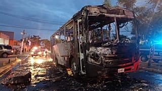 Imágen de unos de los vehículos incendiados, tomada por la Protección civil y bomberos de Zapopan