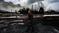 Miembro del equipo de bomberos en el depósito de combustible de Matanzas, Cuba