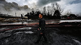 Miembro del equipo de bomberos en el depósito de combustible de Matanzas, Cuba