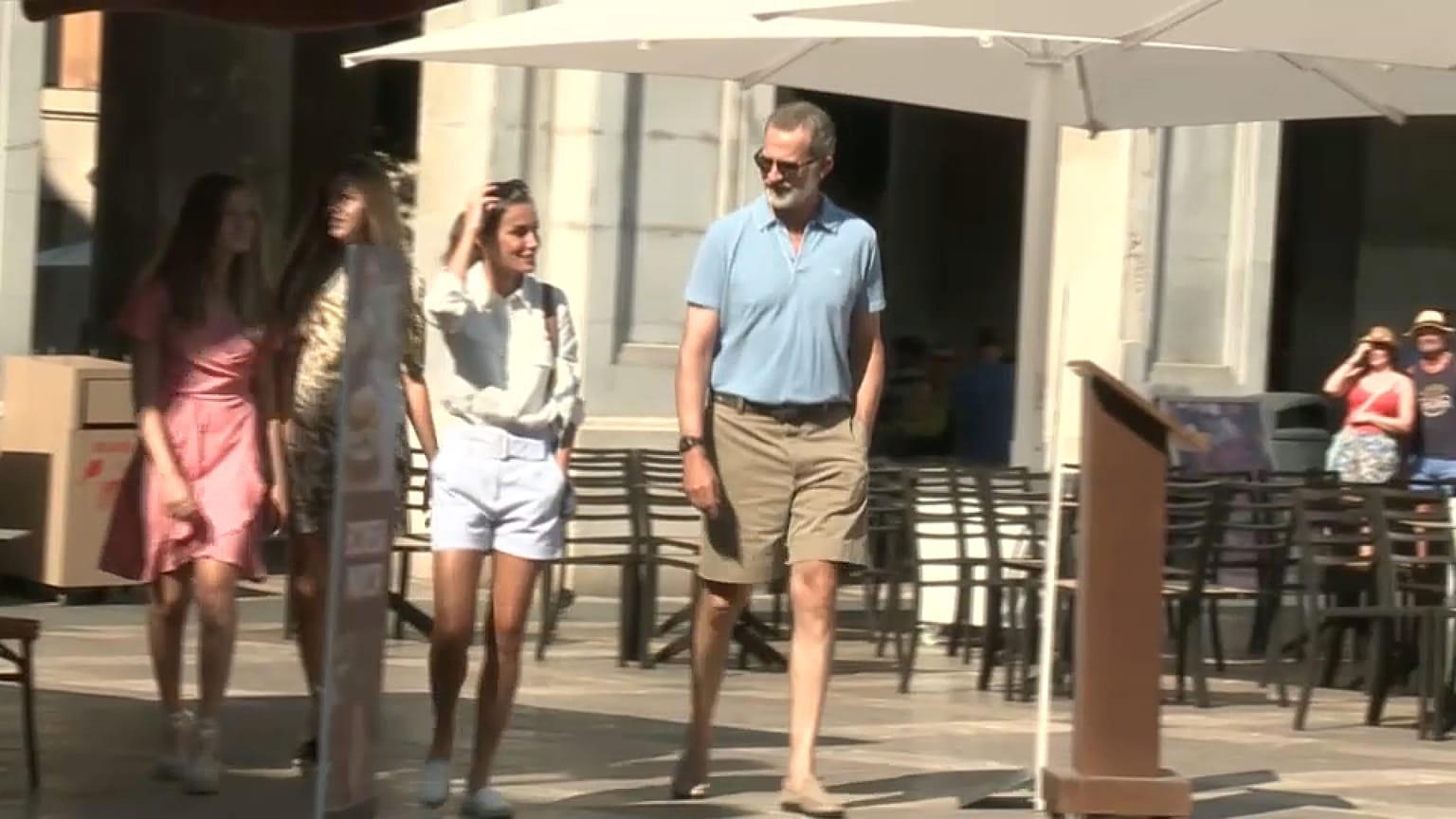 La reina Letizia de España paseando con su familia