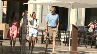 La reina Letizia de España paseando con su familia