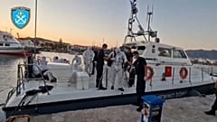 Migranten an Bord eines Bootes der griechischen Küstenwache, 11.08.2022