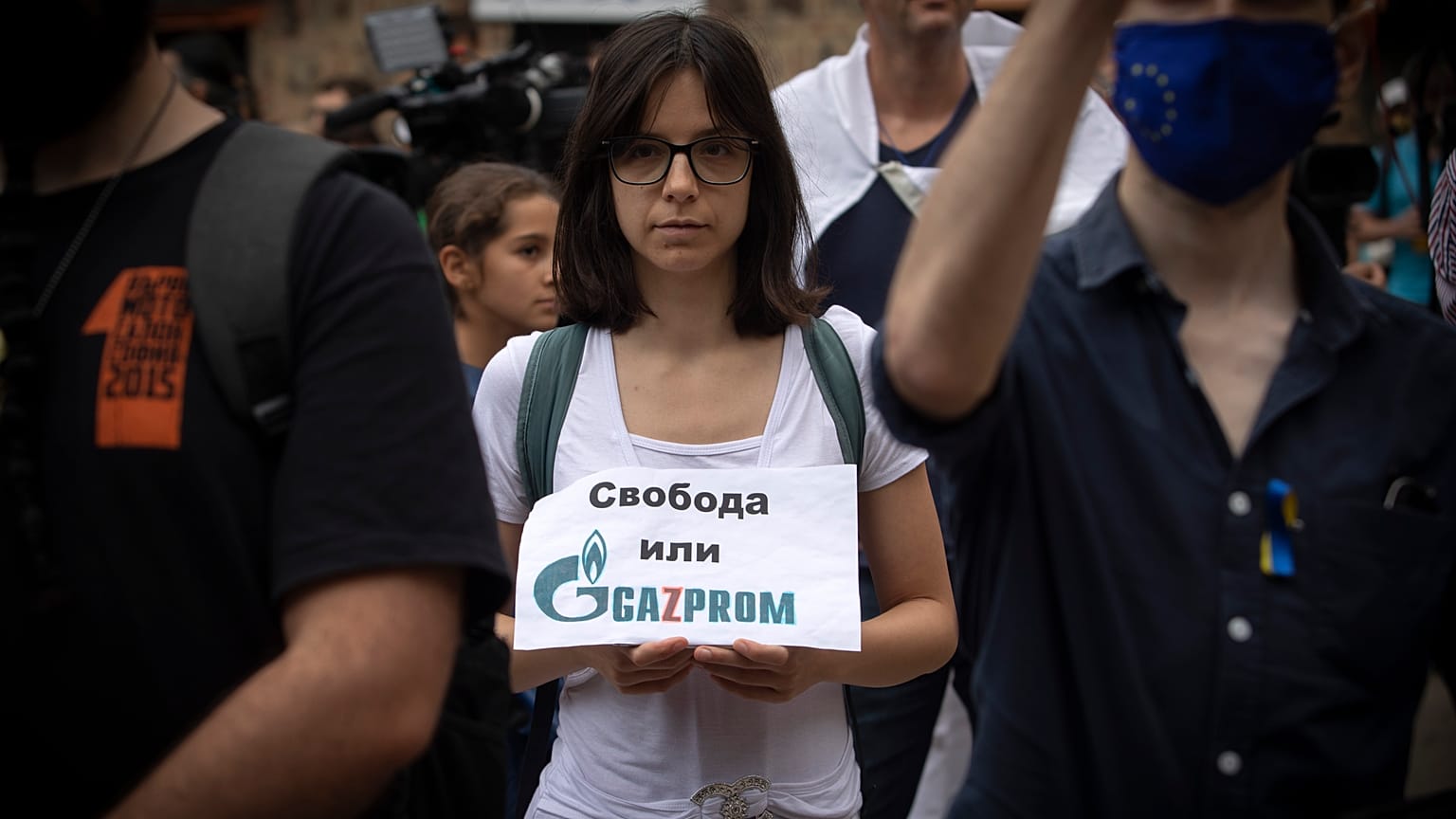 Egy tüntető kezében „Szabadság vagy Gazprom” felirattal Szófiában 2022. augusztus 10-én 