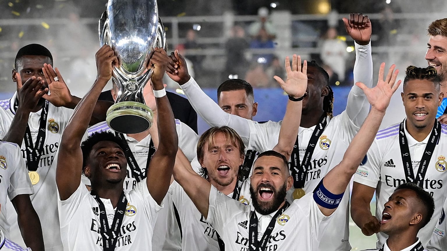 Les joueurs du Real Madrid soulèvent leur 1er trophée de la saison.