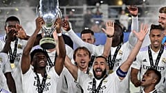 Les joueurs du Real Madrid soulèvent leur 1er trophée de la saison.