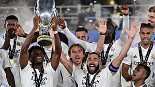 Les joueurs du Real Madrid soulèvent leur 1er trophée de la saison.