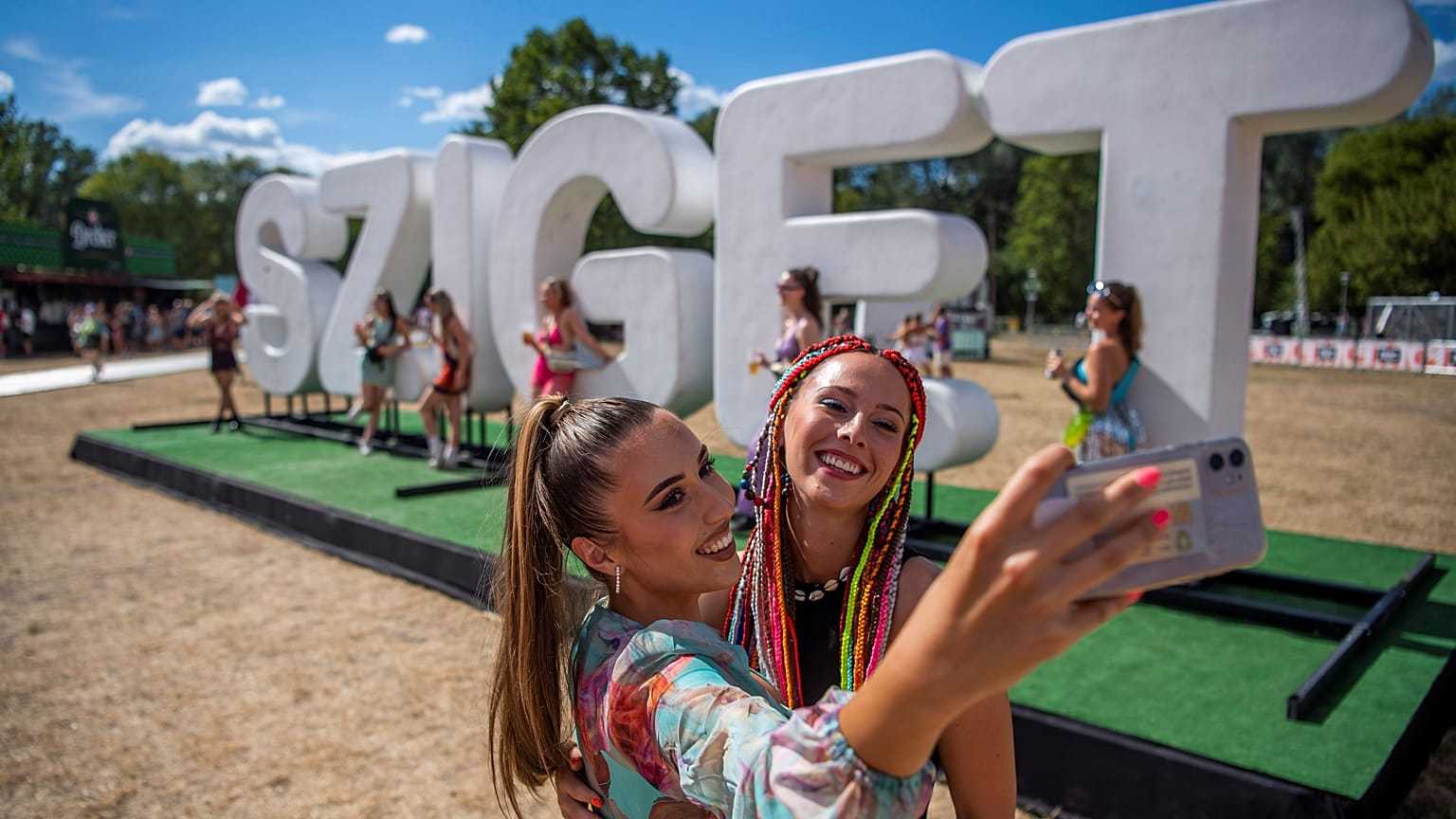 Fotózkodás a Sziget felirat előtt