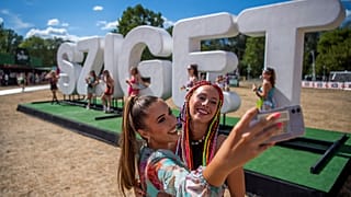 Fotózkodás a Sziget felirat előtt