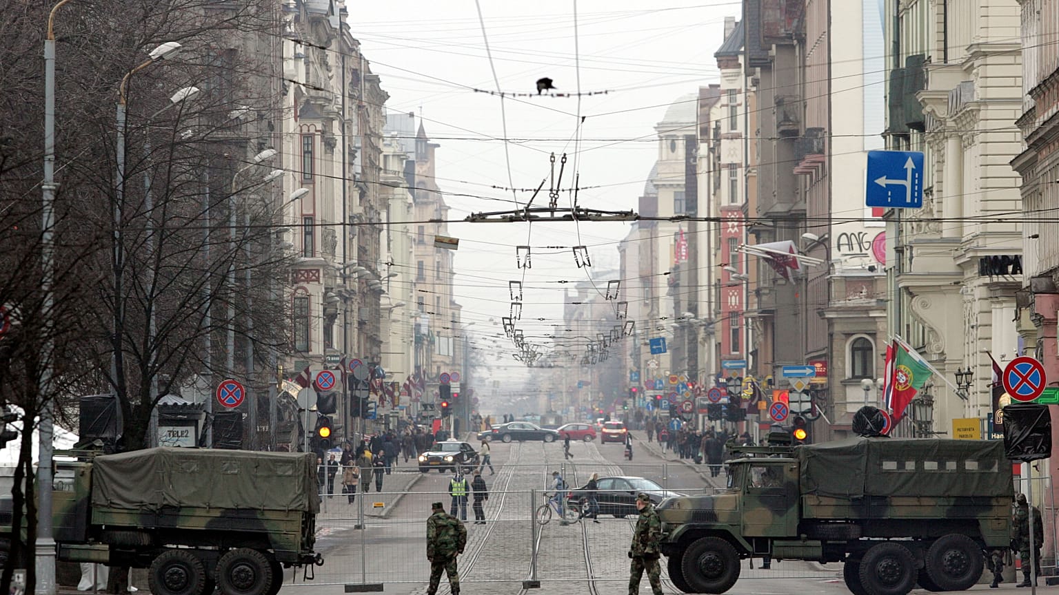 Soldados en una calle de Riga durante una cumbre de la OTAN