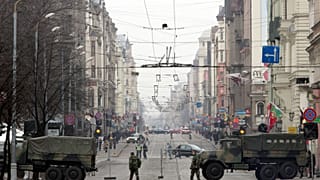 Soldados en una calle de Riga durante una cumbre de la OTAN
