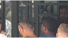 صورة من خارج مصرف "فدرال بنك" في منطقة الحمرا ويظهر فيها باسم الشيخ حسين وهو متواجد في الداخل 